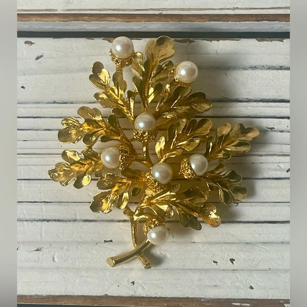 Vintage Monet Brooch Leaf Floral Autumn Fall Faux Pearl‎ Gold Tone Metal
